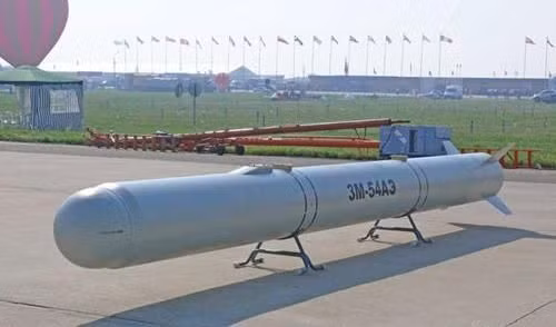 Ngoài tên lửa P-700, tàu ngầm Oscar còn được trang bị các loại vũ khí tiến công tầm ngắn, đó là bốn ống phóng ngư lôi hạng nặng 533 mm, có thể phóng ngư lôi RPK-2 Starfish; ngoài ra còn có hai ống phóng 650 mm, có thể phóng ngư lôi hạng siêu nặng SS-N-16 Stallion. Cả hai loại ngư lôi có thể trang bị đầu đạn thông thường hoặc hạt nhân.