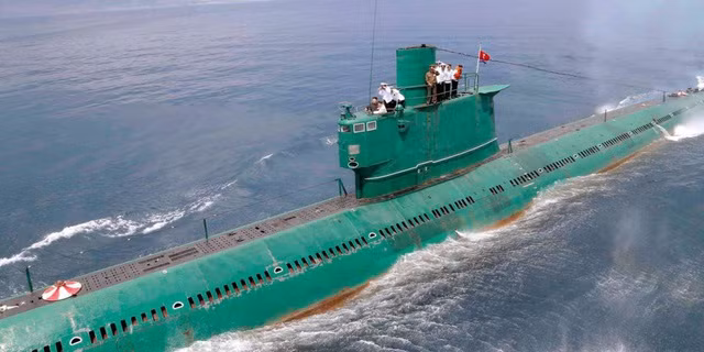Ngược lại có một số quốc gia có vũ khí hạt nhân nhưng các quốc gia này lại chưa có tàu ngầm chạy bằng năng lượng hạt nhân như Israel, Pakistan và Triều Tiên.