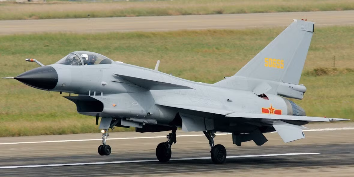 J-10 sử dụng nhiều vật liệu composite trong chế tạo, máy bay được trang bị động cơ vectơ lực đẩy, cho khả năng cơ động cao. J-10 cũng được trang bị radar AESA, đồng thời cũng có thể sử dụng một loạt vũ khí cao cấp được phát triển cho J-16 và J -20; trong đó có cả tên lửa tầm xa PL-15.
