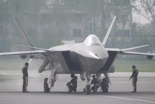 Tiêm kích tàng hình J-20 là chiến đấu cơ hạng nặng, hai động cơ; nhiệm vụ chính của J-20 là chiếm ưu thế trên không trước các loại chiến đấu cơ thế hệ 5 của Mỹ như F-22 và F-35; vì vậy, J-20 được trang bị radar mảng pha quét điện tử chủ động (EASA) có công suất lớn và tên lửa phóng ngoài tầm nhìn PL-15.