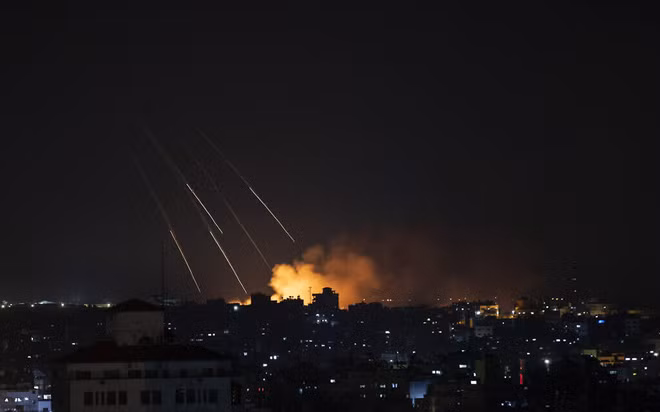 Vài phút sau khi cuộc tấn công của Hamas, các lực lượng của IDF bắt đầu thẳng tay trả đũa, Thủ tướng Netanyahu đã đưa ra một tuyên bố cứng rắn, sẽ làm mọi biện pháp cần thiết để trừng phạt Hamas.