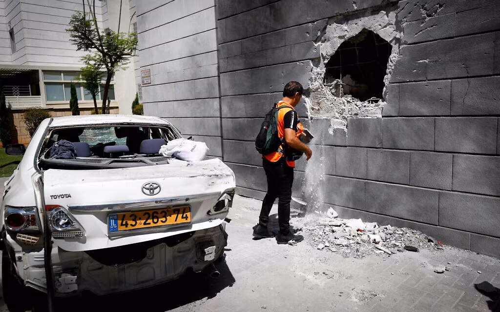 Hamas cũng tiến hành nhiều đợt tấn công tên lửa vào miền nam và miền trung Israel, bắn rocket về phía các thành phố Ashkelon, Ashdod, Beersheba, Yavne và nhiều khu vực xung quanh, khiến ít nhất 2 người bị thương.