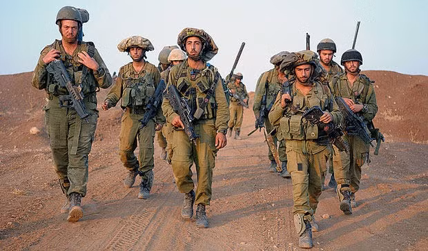 Hiện tại các lực lượng mặt đất của IDF vẫn ở phía biên giới của Israel và chưa tiến vào Dải Gaza. Tổng cộng đã có khoảng 500 quả đạn pháo, một số pháo sáng và 50 viên đạn xe tăng, đã được bắn vào các chốt tiền tiêu của lực lượng Hamas trên Dải Gaza.