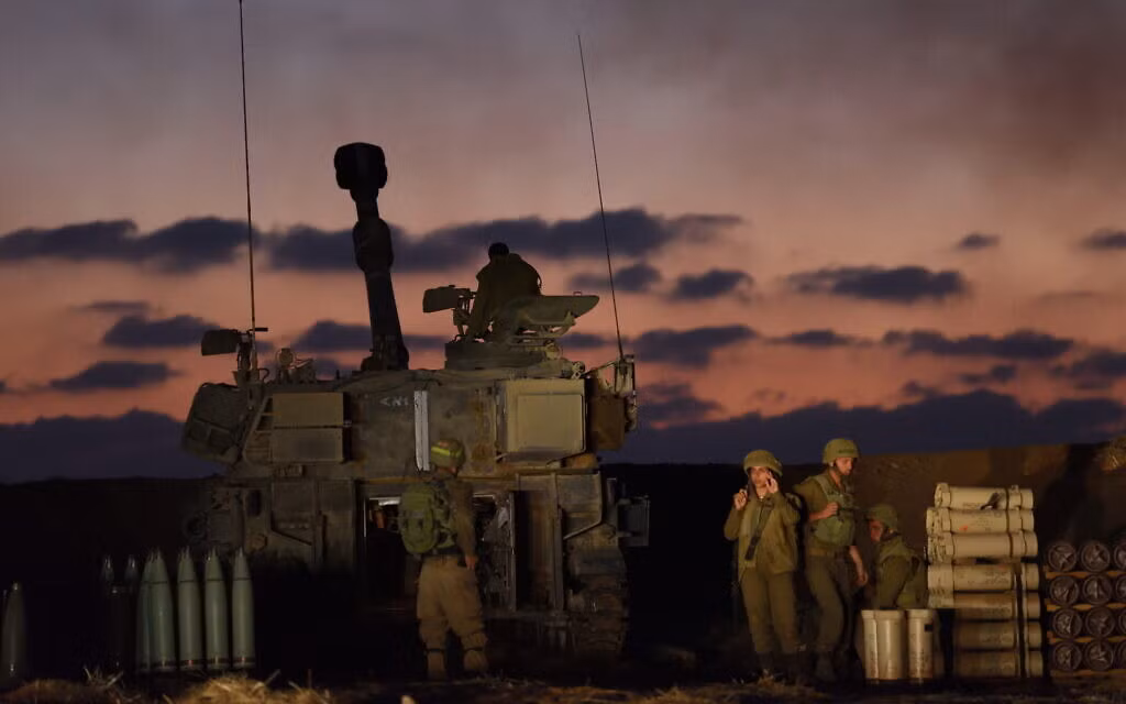 Ngoài cuộc tấn công từ trên không, xe tăng, pháo binh và lính bộ binh của Israel ở biên giới Gaza đã tiến hành các cuộc tấn công các vị trí tiền tiêu của lực lượng đặc nhiệm Hamas; đặc biệt là tìm diệt các bệ phóng tên lửa và tên lửa chống tăng.