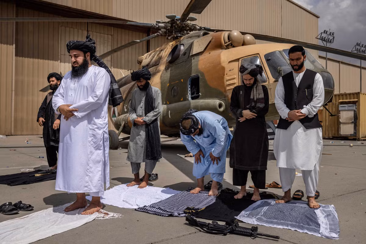 Các đội bảo dưỡng và phi công do Mỹ đào tạo, những người đã đào thoát sang Taliban được cho là đã tham gia chuẩn bị và lái những chiếc máy bay này. Tuy nhiên, nhiều người cho rằng các lực lượng vũ trang mới của Afghanistan do Taliban điều hành sẽ khó có thể tìm được phụ tùng thay thế cho các thiết bị hiện tại.