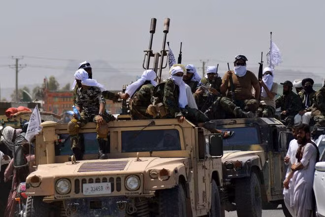 Lễ diễu hành vũ khí này kéo dài 40 phút và khán giả là các lãnh đạo Taliban. Một nhóm chiến binh diễu hành với cờ Taliban, trước khi các phương tiện khác nhau kéo theo vũ khí và bom do Mỹ sản xuất. Các loại bom được diễu hành qua camera được gắn biển tên cụ thể. Nguồn ảnh: AION.