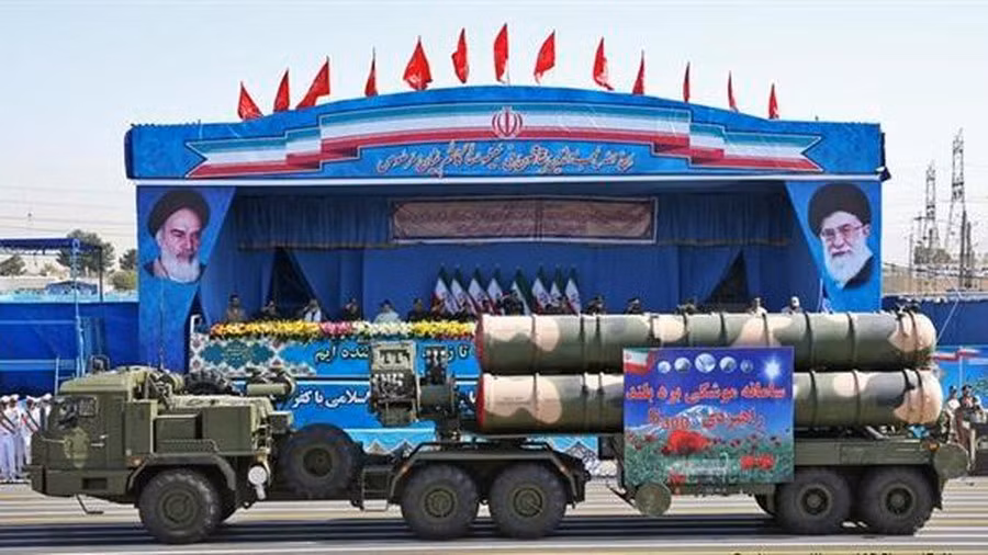 Nhưng tính tới thời điểm hiện tại, S-300PMU2 vẫn là hệ thống phòng không hiện đại nhất của Iran; hệ thống phòng không này, Nga đã bàn giao cho Iran vào năm 2016, bất chấp sự phản đối của Mỹ và Israel khi đó. Ảnh: Hệ thống phòng không S-300PMU2 của Iran – Nguồn ảnh: Topwar.