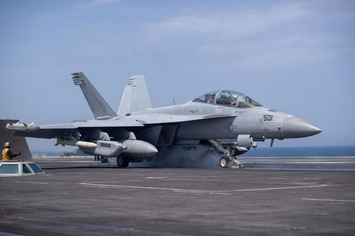 Trang bị của EA-18G Growler đã đóng góp thêm hỏa lực để tấn công mục tiêu trong các nhiệm vụ; đồng thời có tốc độ theo kịp các máy bay chiến đấu, mà nó có nhiệm vụ hộ tống; đồng thời có khả năng tiếp cận gần hơn với hệ thống phòng không của đối phương.