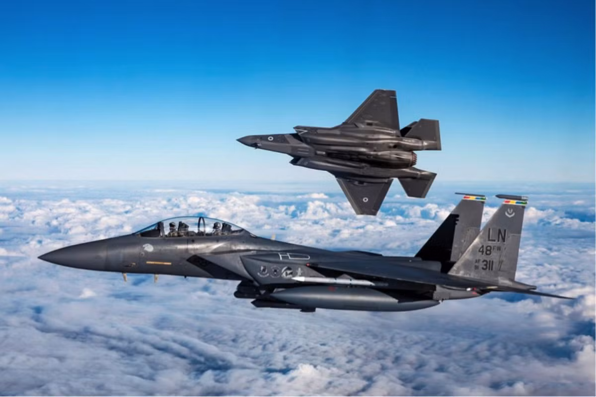 Chiến đấu cơ F-15EX sử dụng radar mảng pha quét điện tử chủ động, cấp độ của hệ thống điện tử, tương đương với F-35 và khả năng mang tên lửa đất đối không đạt 12 tên lửa. Đây là loại máy bay có khả năng mang vũ khí nhiều nhất.