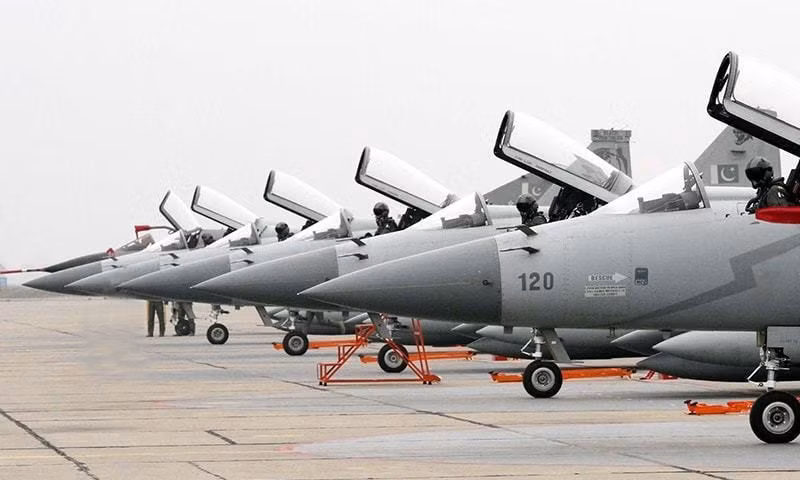 Trong khi đó, phía đối thủ tiềm năng của họ là Không quân Pakistan lại sở hữu đội tiêm kích chiến đấu khá hạn chế. Pakistan đang duy trì đội máy bay toàn là tiêm kích hạng nhẹ 1 động cơ với nòng cốt là F-16 của Mỹ và JF-17 của Trung Quốc. Hoàn toàn lép vé trước Ấn Độ với những dòng tiêm kích tiên tiến. Ảnh: Phi đội JF-17 của Không quân Pakistan.
