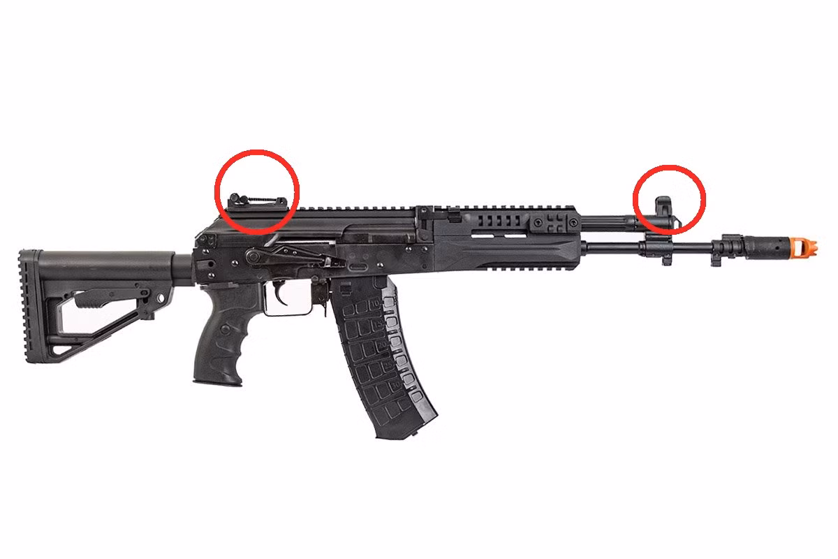 Một thiết kế mới nữa, được áp dụng trên AK-12 để tăng mức chính xác, đó là kéo dài khoảng cách từ bệ thước ngắm đến đầu ruồi của súng; thiết kế này thay đổi hoàn toàn so với các phiên bản AK trước kia, giúp tăng độ chính xác của hỏa lực ở tầm bắn xa hơn.