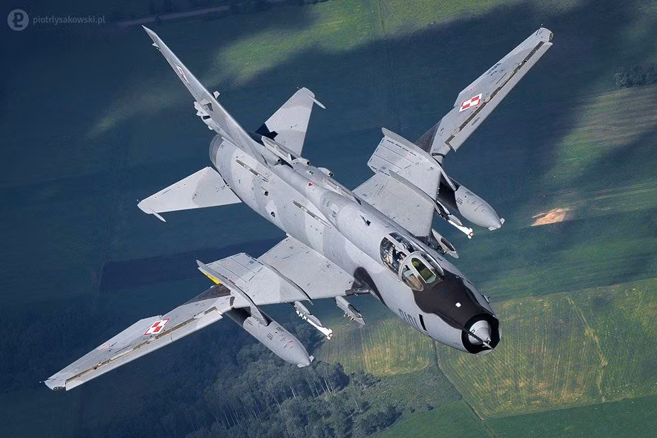 Máy bay tiêm kích bom Su-22M4 của Ba Lan, là loại máy bay chiến đấu thế hệ thứ ba, có tính năng tương đối tốt. Đây là máy bay chiến đấu đầu tiên của Liên Xô có thiết kế “cánh cụp-cánh xòe”, thiên về tiến công mặt đất. Su-22 đã tham gia chiến tranh ở Afghanistan, trong vai trò máy bay ném bom của Quân đội Liên Xô.