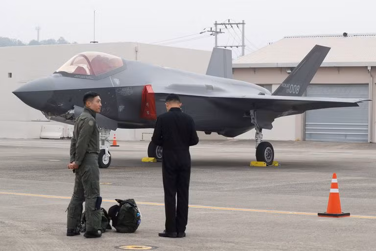 Với mặt boong nhỏ và ngắn, điều này vẫn đủ đáp ứng cho việc các máy bay F-35B có thể hoạt động tốt khi nó có thể cất cánh trên đường bay cực ngắn và hạ cánh thẳng đứng. Vô cùng phù hợp cho một tàu sân bay nhỏ như của Hàn Quốc. Nhưng cũng đồng nghĩa với việc nó sẽ không có các máy bay cảnh báo sớm cất cánh từ tàu sân bay như E-2D của Mỹ. 