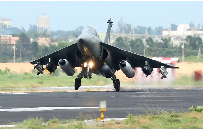Mặc dù Tejas MK1A rẻ hơn máy bay chiến đấu F-16 của Mỹ, nhưng nó lại đắt hơn máy bay chiến đấu của Trung Quốc. Tuy nhiên, các nhà phân tích tin rằng, chất lượng tuyệt vời của máy bay chắc chắn sẽ mang lại lợi ích lâu dài cho nó. Nguồn: Pinterest.
