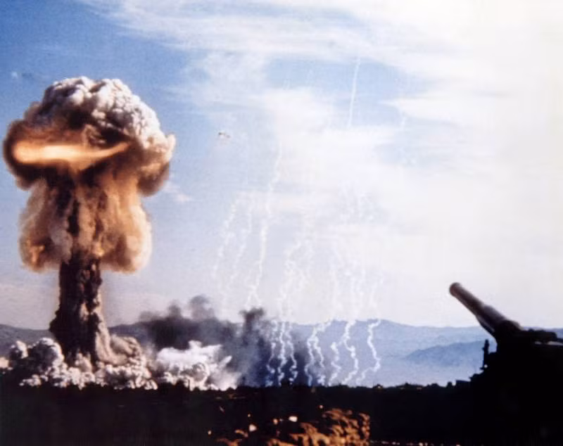 Vào mùa xuân năm 1953, tại một bãi thử ở bang Nevada, quân đội Mỹ đã thử nghiệm thành công pháo nguyên tử T-131 (M65), biệt danh “Atomic Annie”, có cỡ nòng 280 mm, được phát triển dựa trên mẫu phảo thử nghiệm pháo 240. Mỹ đã sản xuất 20 khẩu T-131 và được đánh mã số M65.