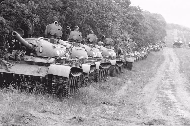 Trong Chiến tranh Lạnh, những chiếc xe tăng T-54 và T-55 sản xuất ở Liên Xô và các nước xã hội chủ nghĩa đã được Syria sử dụng trong Chiến tranh 6 ngày chống lại Israel, đối đầu với xe tăng M48 Patton của Mỹ và xe tăng Centurion của Anh.