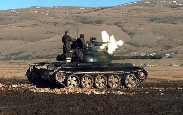 Ngoài pháo chính, bản gốc xe tăng T-54-1 có một súng máy đồng trục 7,62mm, cùng 1 đại liên DShK 12,7mm gắn trên nóc xe để phòng không hoặc bắn bộ binh địch, thuộc quyền sử dụng của pháo thủ.
