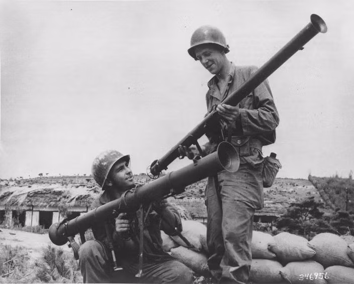 Khi thế chiến 2 bùng nổ, đầu tiên người Đức đã sao chép súng chống tăng không giật bazooka M1 của Mỹ (Việt Nam sau này gọi là ĐKZ) và cũng chế tạo một phiên bản "siêu cỡ", bằng cách tăng kích thước của ống phóng và đạn với tên Panzerschreck (ngọn đuốc chống tăng).