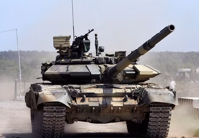 MBT T-90 có nguồn gốc từ một chương trình phát triển xe tăng cuối cùng của Liên Xô, nhằm hợp nhất các xe tăng chiến đấu chủ lực T-64, T-72 và T-80 thành một loại xe tăng hiện đại duy nhất, có thể phục vụ như một vũ khí lâu dài bền vững hơn, có thể dễ dàng nâng cấp trong tương lai.