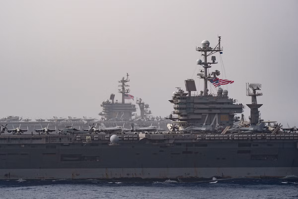 Nhưng máy bay chiến đấu trên hạm bao gồm máy bay đánh chặn hạng nặng F-14 Tomcat, máy bay chiến đấu đa năng F/A-18 Hornet, máy bay ném bom A-6 Intruder, máy bay tấn công A-7 Corsair, và nhiều loại máy bay hỗ trợ và chống ngầm.