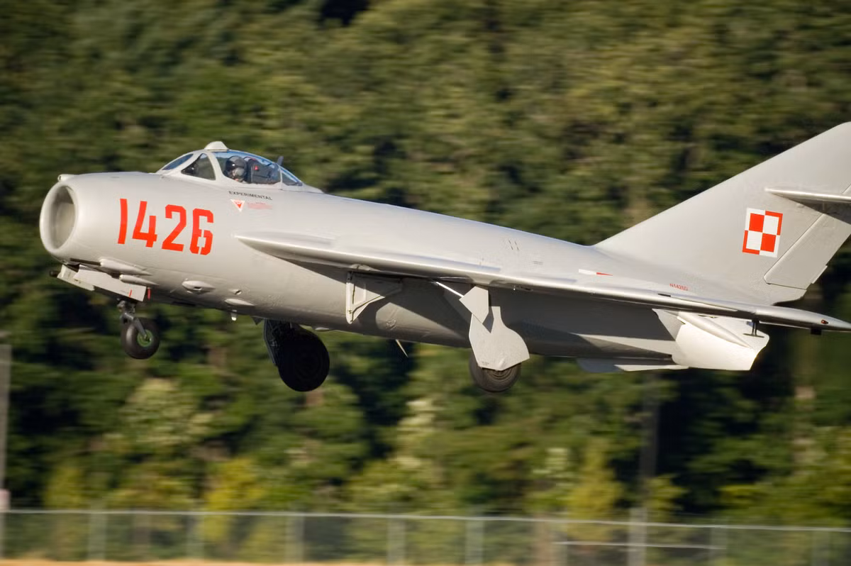 Trong khi đó, MiG-17 ra đời sớm hơn, đưa vào sử dụng năm 1952 (trước F-4 một thập kỷ). Nếu đọ thông số với F-4, gần như MiG-17 thua toàn diện, MiG-17 chỉ đạt tốc độ cận âm (1.144km/h) và không hề được trang bị tên lửa. Vũ khí chính của chiến đấu cơ MiG-17 là 1 pháo 37mm cùng hai pháo 23mm, và chỉ có thể không chiến trong tầm nhìn của phi công. Ảnh: Máy bay MiG-17 - Nguồn: Wikipedia