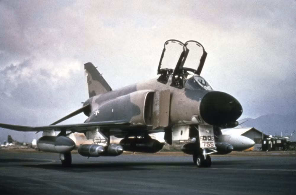 Từ năm 1963, chiến đấu cơ chủ lực của Không quân Mỹ là F-4 Phantom II, đây là loại chiến đấu cơ hiện đại, hai chỗ ngồi, hai động cơ; có tốc độ tối đa Mach 2,23, được trang bị tên lửa đối không AIM-7 Sparrow tầm trung, dẫn đường bằng radar bán chủ động, hoặc tên lửa tầm gần AIM-9 Sidewinder. Ảnh: Máy bay F-4 Phantom - Nguồn: Wikipedia