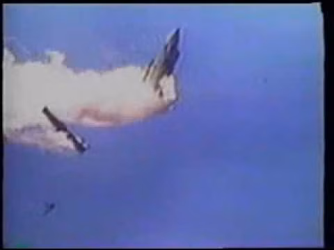 Tháng 11/1966, Norman đến Việt Nam với tư cách tham mưu, không quên đính theo danh hiệu “chuyên gia diệt MiG” tại phi đội chiến đấu số 12 đóng quân tại Đà Nẵng. Sau nhiều tháng thu thập tài liệu, Norman đã có trong tay một tập báo cáo về cách “điều trị MiG”. Việc làm bây giờ là cần thêm chuyến bay thực tế để hoàn tất mọi thứ. Ảnh: F-4 của Không quân Mỹ bị bắn rơi trên bầu trởi Miền Bắc – Nguồn: LSQSVN.