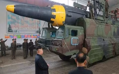 Tên lửa Hwasong-12 được cho là một biến thể cải tiến, dựa trên loại tên lửa Hwasong-10, nhưng có động cơ cải tiến và thân tên lửa được kéo dài hơn. Điểm chung của hai loại tên lửa được cho là sử dụng cùng một bệ phóng di động.