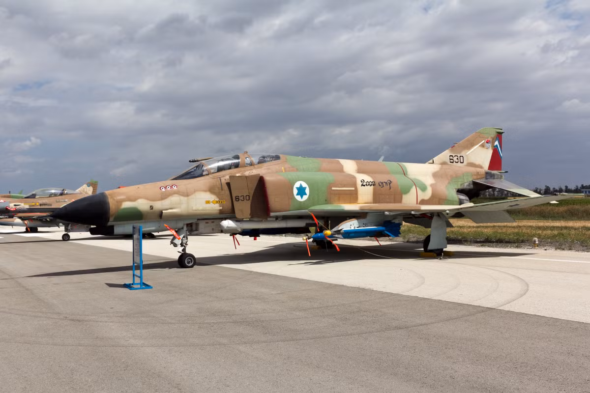 Tại khu vực Trung Đông khi đó, Israel được Mỹ cung cấp chiến đấu cơ F-4E thuộc loại hiện đại nhất; nhưng các quốc gia Arab chưa có loại nào tương đương. Sau cuộc chiến năm 1973, Ai Cập đã được Liên Xô viện trợ MiG-23, một thiết kế "cánh cụp-cánh xòe", có tính năng vượt trội hơn F-4.