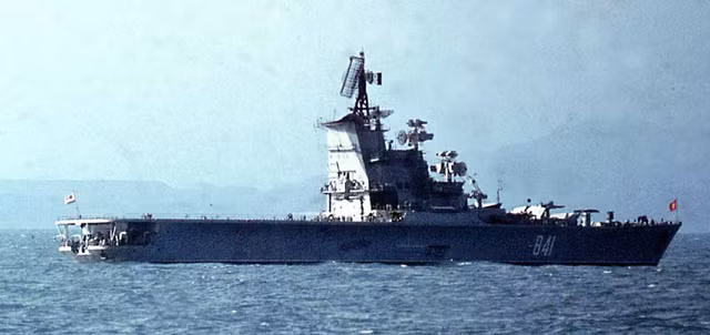 Trong Chiến tranh Lạnh, thành công đầu tiên của Hải quân Liên Xô là tàu sân bay trực thăng Moskva và Leningrad, một cặp tàu sân bay trực thăng được thiết kế chủ yếu cho chống ngầm. Những con tàu này, có lượng choán nước 17.000 tấn, và mỗi chiếc chở được 18 trực thăng.