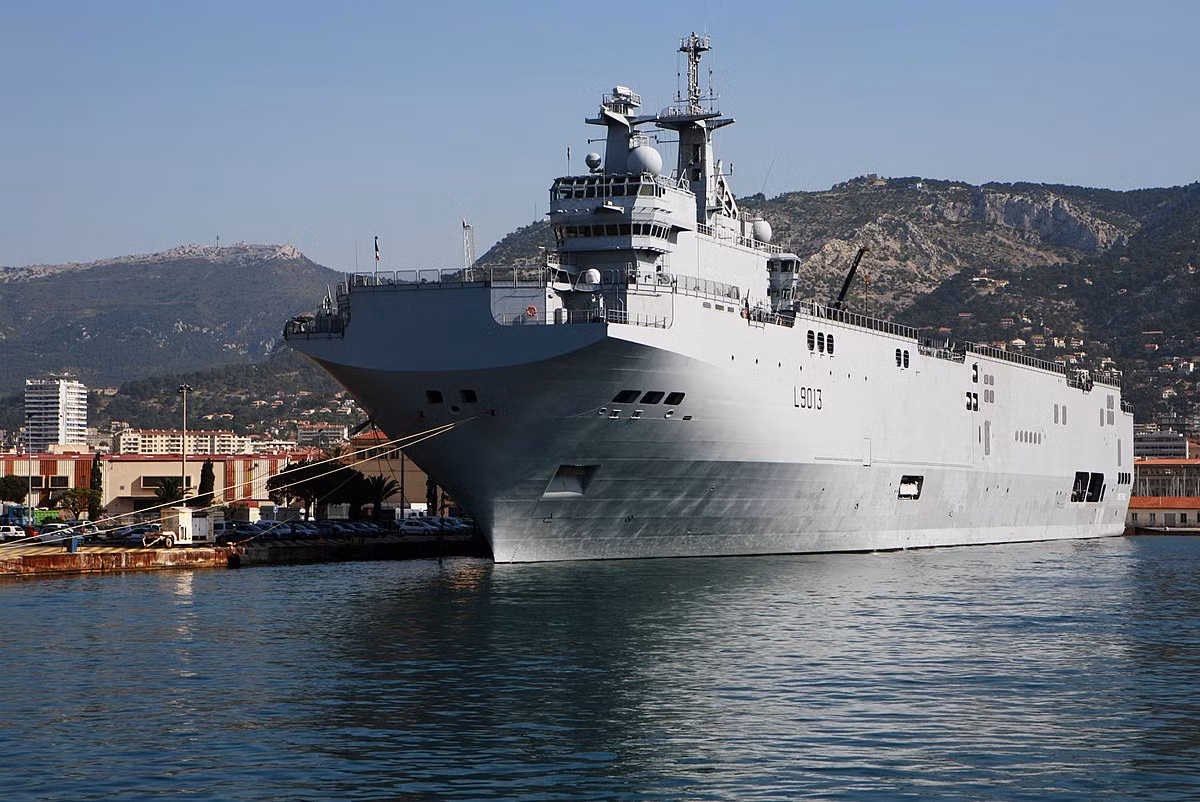 Để hỗ trợ Kuznetsov, Nga đã cố gắng mua một cặp tàu đổ bộ trực thăng Mistral của Pháp; nhưng việc sáp nhập Crimea, đã buộc Pháp phải hủy hợp đồng. Nếu sở hữu được tàu đổ bộ của Pháp, sẽ mang lại cho hải quân Nga kinh nghiệm về sử dụng các tàu tương đối lớn, có công nghệ tiên tiến.