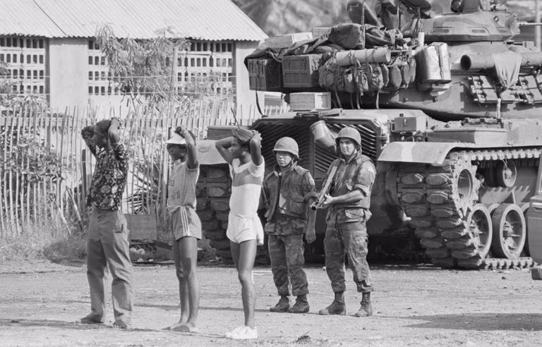 Phía bên kia, 45 lính Grenada, 24 lính Cuba thiệt mạng, 59 người Cuba và 2 người Liên Xô bị thương. Toàn bộ số người Cuba bị bắt hầu hết được Mỹ xác định là ''nhân viên dân sự hỗn hợp'' phục vụ cho quân đội Cuba, đã được trả về ngay sau đó và cũng có 24 dân thường Grenada cũng thiệt mạng.