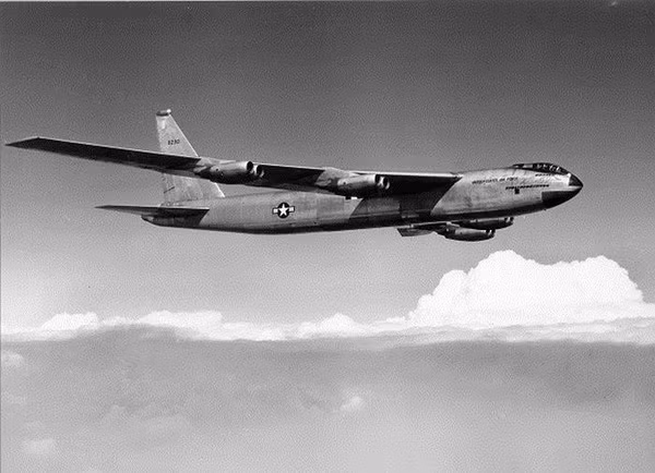 Nhưng một số thiết kế vẫn đứng vững trước thử thách của thời gian. B-52 Stratofortress bay lần đầu tiên vào năm 1952 và vẫn được phục vụ cho đến ngày nay. Ngoài ra, những chiếc vận tải cơ C-130 mới vẫn tiếp tục được sản xuất, với nhiều phiên bản cải tiến.