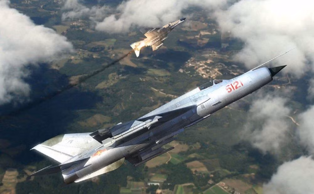 MiG-21 chưa bao giờ tham chiến trong cuộc chiến giữa NATO và Warsaw. Tại Việt Nam, với ưu thế về kích thước và khả năng cơ động cho phép những chiếc MiG-21 tránh được các tên lửa không đối không của đối phương, đồng thời có thể tấn công đối phương bất ngờ và sau đó rút chạy về nhà.