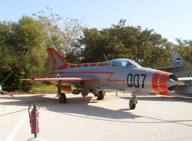 Trong Chiến tranh Lạnh, Mỹ đã sở hữu một số biến thể MiG-21 thông qua mua một phi đội máy bay J-7 từ Trung Quốc. Các phi công Mỹ đánh giá tốt về chiếc máy bay và cho rằng MiG-21 hoạt động hiệu quả hơn trong các tình huống huấn luyện xâm lược.