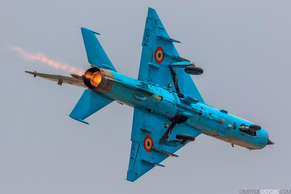 MiG-21 hiện vẫn đang phục vụ trong 18 lực lượng không quân trên toàn thế giới, bao gồm hai thành viên của NATO là Romania và Croatia. Máy bay đã từng phục vụ trong khoảng 40 lực lượng không quân khác kể từ năm 1960. Trung Quốc, Nga và Ukraine vẫn tiến hành việc bảo dưỡng và nâng cấp các máy bay hiện có.