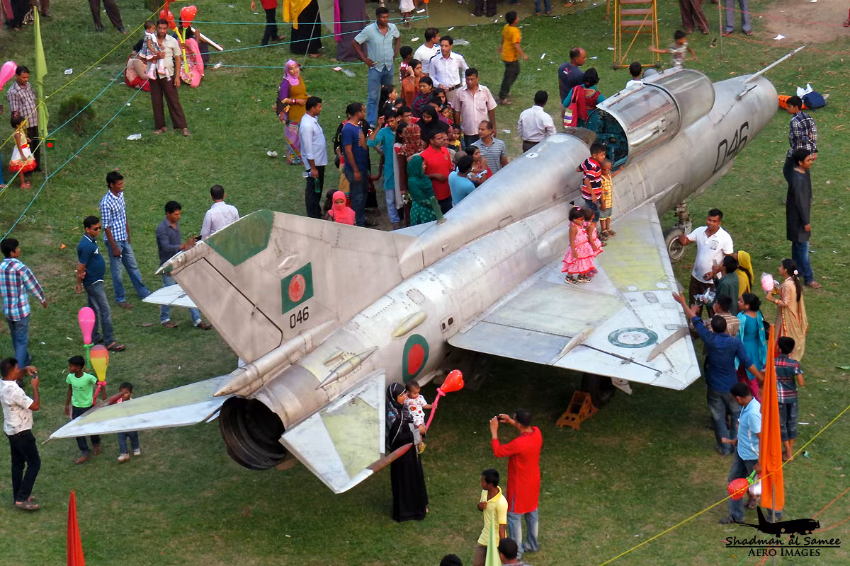 Tuy nhiên, điều này không có nghĩa là sự kết thúc của MiG-21. Nhiều mẫu máy bay J-7 và MiG-21 vẫn còn có thể hoạt động trong một thời gian khá dài. Bangladesh đã mua được hàng chục chiếc J-7 cuối cùng vào năm 2013 và sẽ sử dụng trong một thời gian dài. Nguồn ảnh: QQ.