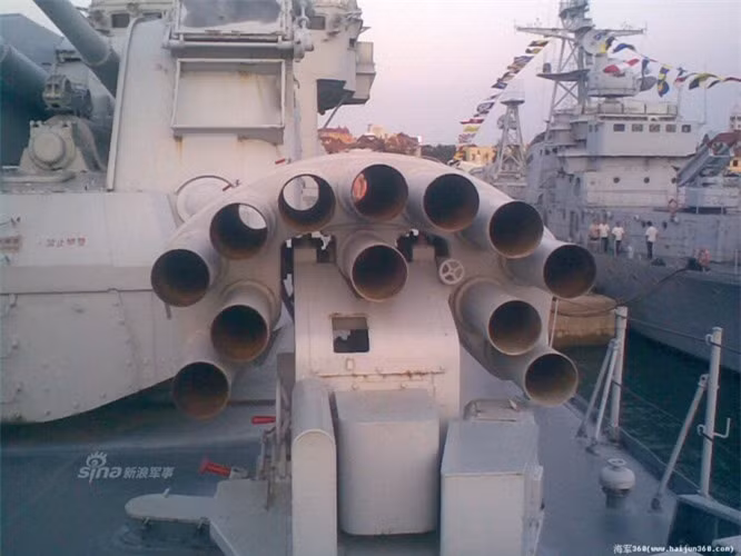 Ngoài những vũ khí phỏng thủ trên, tàu sân bay Trung Quốc còn trang bị hệ thống rocket săn ngầm, gồm 12 quả đạn tầm gần nằm ở đuôi tàu. Nhìn chung, hệ thống phòng vệ của những tàu sân bay này tương đối hiện đại, nhưng chúng chỉ hiệu quả ở tầm 10km đổ lại, quá gần, quá nguy hiểm trong trường hợp xảy ra xung đột. Nguồn ảnh: Sina.