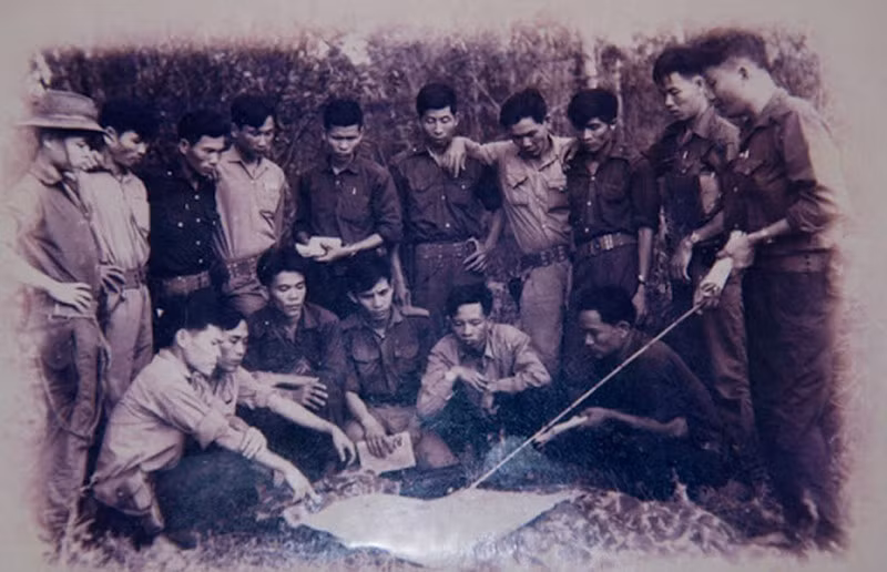 Tháng 5/1971, đồng chí Lê Toàn, Chính trị viên tiểu đoàn Đặc công 1A, đã cùng một tổ công tác sang Campuchia, rồi lên sát biên giới Thái Lan bắt liên lạc và thành lập một tổ đặc công gồm các anh Trần Thế Lại, Bùi Văn Phương, Vũ Công Đài lúc đó đang hoạt động trên đất Thái Lan. Đồng chí Lê Toàn giao nhiệm vụ đánh sân bay Utapao cho tổ đặc công này.