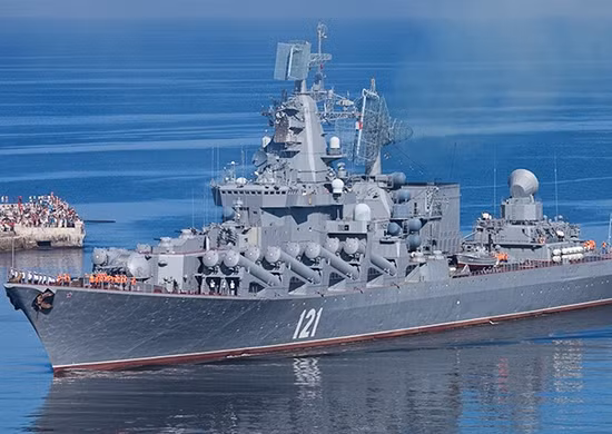 Tuần dương Moskva còn có một hải pháo AK-130 nòng đôi cỡ 130mm, 6 pháo cao tốc AK-630, 2 bệ phóng rocket chống ngầm RBU-6000 và 10 ống phóng ngư lôi chống ngằm hạng nặng 533mm.