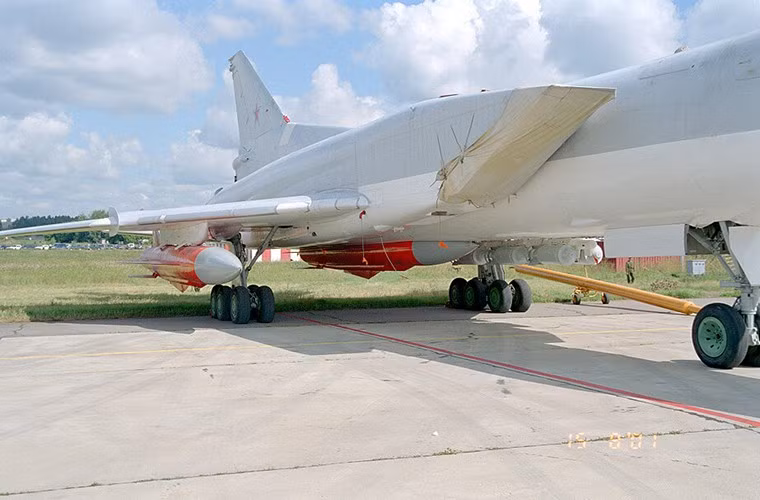 Tên lửa Kh-32 được phát triển bởi các chuyên gia Nga, để thay thế tên lửa Kh-22 được trang bị trên Tu-22M3. Với bán kính chiến đấu của Tu-22M3 là 2.400 km, khi được trang bị tên lửa Kh-32 với tầm bắn từ 800-1.000 km, sẽ góp phần “đẩy” các biên đội tàu sân bay Mỹ cách bờ biển của Nga khoảng 3.000 km.