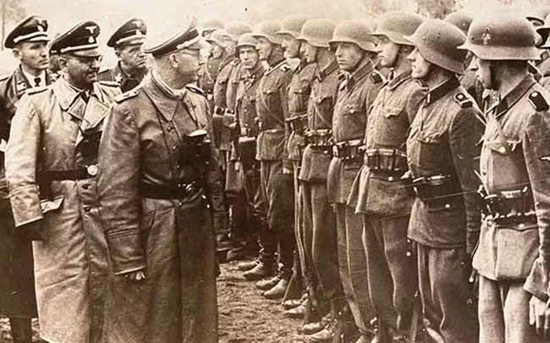 Trong Chiến tranh thế giới thứ hai, một số chính trị gia ở Ireland đã nghĩ đến việc trở thành đồng minh của Đức Quốc xã. Và đã có tới 5.000 binh lính đào ngũ khỏi quân đội Ireland và chạy sang phe Đức Quốc xã để chiến đấu chống lại nước Anh.