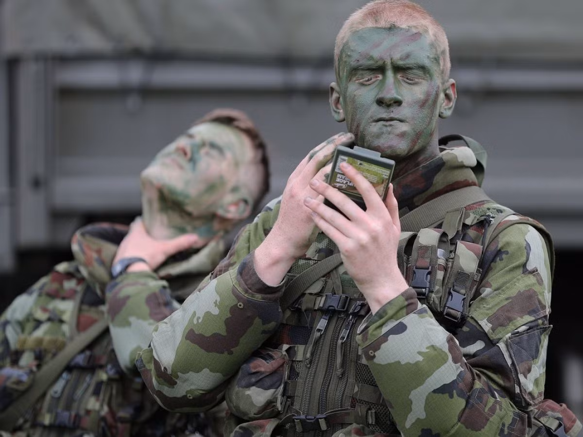 Ireland nằm trên các hòn đảo và ở phía tây châu Âu, sẽ không bao giờ phải nghĩ về một cuộc xâm lược của Liên Xô ngay cả giữa Chiến tranh Lạnh. Ngoài ra chiến tranh với nước Anh cũng sẽ không thể xảy ra, vì ở một nước Ireland nhỏ bé rõ ràng là không có cơ hội chiến thắng. Do đó, Dublin không bao giờ tự gánh nặng chi tiêu quân sự.