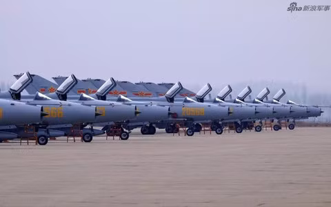 J-7G có thể được coi là máy bay thế hệ thứ tư, với khung và thiết bị được hưởng lợi từ những tiến bộ trong công nghệ cảm biến và vật liệu composite; đồng thời cánh được thiết kế lại. Cùng với các loại vũ khí và hệ thống tác chiến điện tử mới, khiến nó có nhiều ưu điểm hơn so với bất kỳ biến thể nào của MiG-21, do Liên Xô chế tạo.