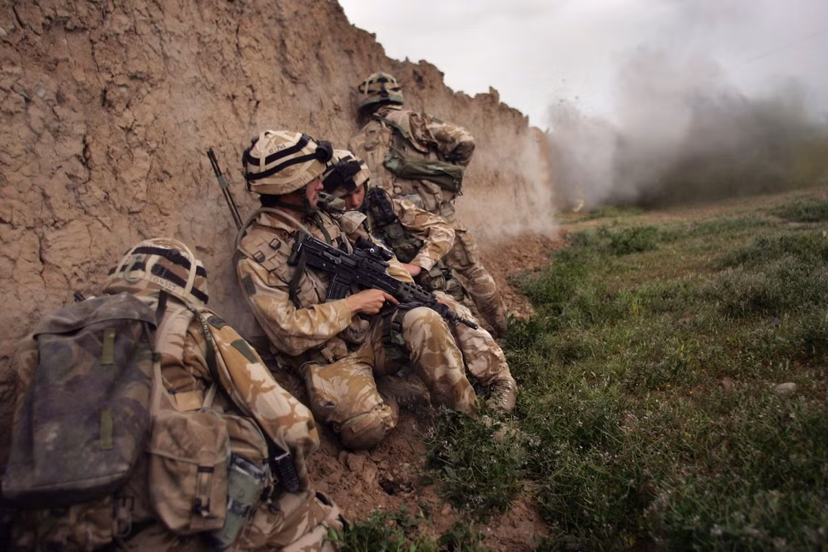 Trước khi Mỹ can thiệp quân sự vào Afghanistan vào cuối năm 2001, Taliban đã kiểm soát hầu hết lãnh thổ Afghanistan, sở hữu hàng trăm xe bọc thép và thậm chí có một lực lượng không quân, được trang bị máy bay chiến đấu phản lực và máy bay vận tải; nhiều trong số đó được điều khiển bởi các phi công bị bắt.