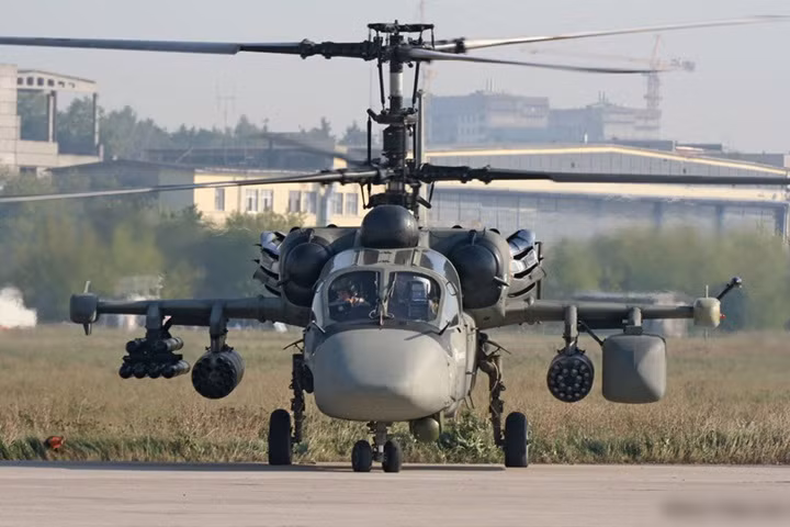 Ka-52 đặc biệt được đánh giá cao nhờ trang bị vũ khí hạng nặng, bao gồm mười hai điểm cứng ở cánh cũng như các khẩu pháo. Những vũ khí này có thể chứa các loại vũ khí khác xa thông thường đối với trực thăng tấn công, bao gồm tên lửa hành trình Kh-31, tên lửa ATAKA và Vikhr.