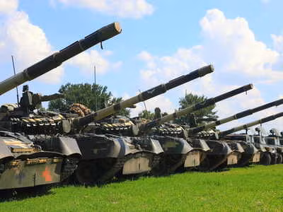 Ngoài ra Hạm đội còn có Lữ đoàn Cảnh sát biển 126, hiện được trang bị xe tăng T-72B3, đóng tại Perevalnoye; Trung đoàn pháo binh số 8, được trang bị pháo tự hành 152 mm Msta-B, tên lửa phóng loạt MLRS Tornado-G và tên lửa chống tăng ATGM Chisy-S, đóng tại khu vực Simferopol.