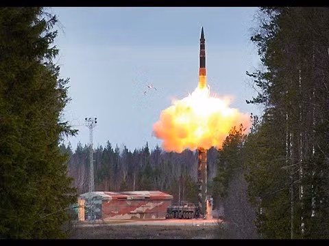 Tên lửa RS-24 Yars được thử nghiệm lần đầu tiên vào năm 2007 và được đưa vào sử dụng vào năm 2010. Nó được cho là đã được phát triển ở cả các biến thể cơ động trên đường và phóng từ giếng phóng (silo).