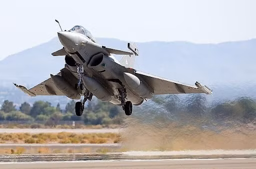Luật pháp Algeria quy định rằng, tất cả các máy bay mới phải được thử nghiệm tại chính quốc gia này, và Rafales từ Pháp đã được cử đến nước này để Không quân Algeria đánh giá. Nhưng Không quân Algeria, giống như tất cả các khách hàng của Rafale vào thời điểm đó, đã từ chối máy bay chiến đấu của Pháp vì một số lý do. 