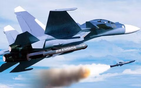 Ai cũng phải khẳng định rằng, Su-30MKI hiện là một trong những máy bay chiếm ưu thế trên không, cũng như tiến công mặt đất, mặt biển tốt nhất. Nếu Su-30MKI được nâng cấp lên tiêu chuẩn “Super Sukhoi”, nó sẽ gần như vô song, mà không loại chiến đấu cơ nào của Ấn Độ có thể sánh được. Nguồn ảnh: QQ. 
